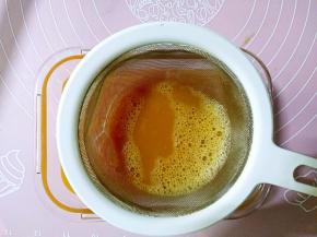 用网筛过滤出蛋液中的浮沫。