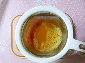 用网筛过滤出蛋液中的浮沫。