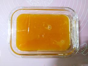 过滤好的鸡蛋液倒入保鲜盒中，覆盖保鲜膜。