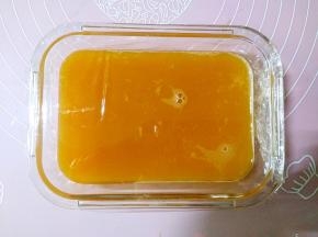 过滤好的鸡蛋液倒入保鲜盒中，覆盖保鲜膜。