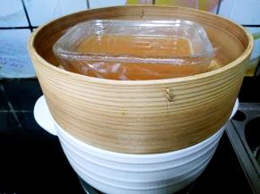 陶煲王的蒸锅中烧开水之后放入鸡蛋液。