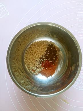把孜然粉，熟芝麻，辣椒粉，麻辣鲜和孜然粒倒入小碗中备用