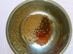 把孜然粉，熟芝麻，辣椒粉，麻辣鲜和孜然粒倒入小碗中备用
