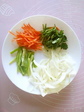 圆葱切丝，胡萝卜切丝，青椒切丝，香菜切段