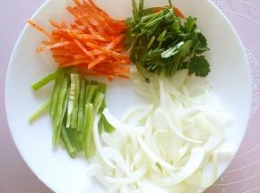 圆葱切丝，胡萝卜切丝，青椒切丝，香菜切段