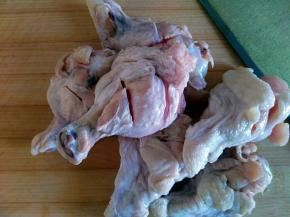 鸡翅根洗净沥干水分，表面划两刀