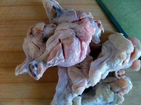 鸡翅根洗净沥干水分，表面划两刀