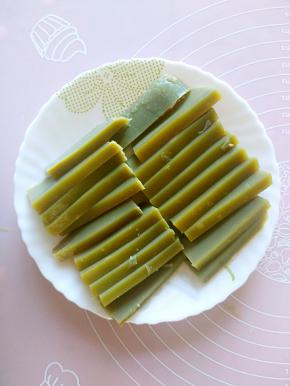 冷却好的实蛋从保鲜盒中取出切片