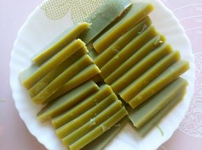 冷却好的实蛋从保鲜盒中取出切片