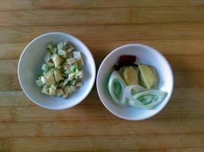 大蒜切碎，生姜切片，大葱切段，干辣椒切段备用