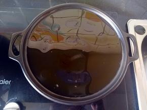 陶煲王的烤盘中加入多一点的植物油。