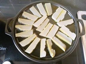 一面油热之后把实蛋片依次摆放在烤盘中，中火煎制。