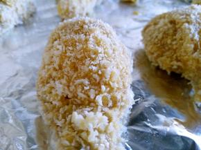 裹满面包糠，放入铺好锡纸的烤盘