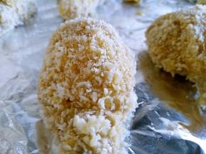 裹满面包糠，放入铺好锡纸的烤盘