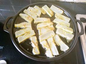 一面煎好之后翻面煎另一面。