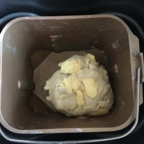 除去黄油所有材料先液体后粉类全部混合均匀，揉成团之光滑状态加入室温软化的黄油