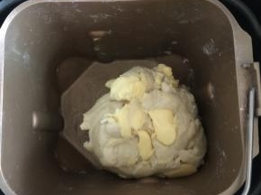 除去黄油所有材料先液体后粉类全部混合均匀，揉成团之光滑状态加入室温软化的黄油