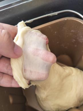 继续揉至完全阶段，可以扯出较为结实的透明薄膜