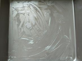 取15克黄油在盘底涂抹均匀，备用