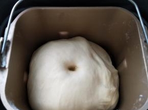 我一般放在面包桶中进行发酵的，发酵好的面团涨大2倍的量，并用手指按下去不会迅速回弹