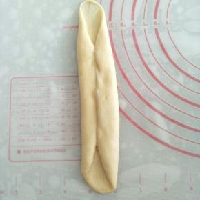 将面团的左右两边向中间位置对折起来，中间不要留缝隙
