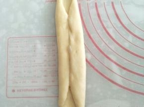 将面团的左右两边向中间位置对折起来，中间不要留缝隙