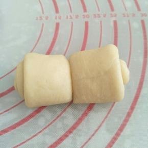 用刮板将面卷从中间对切开来