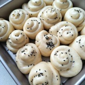 当面团发酵至两倍大时，用毛刷在表面刷上一层蛋白液。烤箱160度预热，160度上下火，烤盘放中层烤25分钟