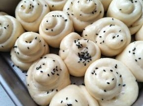 当面团发酵至两倍大时，用毛刷在表面刷上一层蛋白液。烤箱160度预热，160度上下火，烤盘放中层烤25分钟