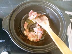 陶煲王的浅煲中加入植物油，油热后倒入猪肉片（切猪肉片的时候忘记拍照了）翻炒。