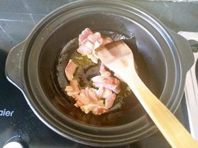 陶煲王的浅煲中加入植物油，油热后倒入猪肉片（切猪肉片的时候忘记拍照了）翻炒。