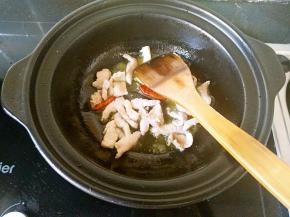 肉片变色之后加入干红辣椒煸炒。