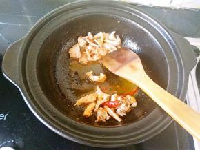 在干红辣椒稍焦的时候加入一勺蒜蓉辣酱翻炒均匀