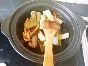 b把煎好的实蛋片倒入锅中翻炒