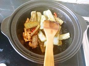 b把煎好的实蛋片倒入锅中翻炒