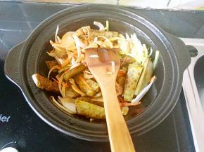 把除香菜之外的配菜放入锅中翻炒