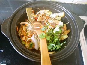 最后倒入小碗中的调味料，把香菜段加入快速翻炒。