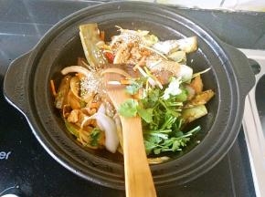 最后倒入小碗中的调味料，把香菜段加入快速翻炒。