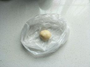 将面团揉至能拉出大片薄膜后，取出16克面团放入冰箱冷藏（否则会过度发酵）