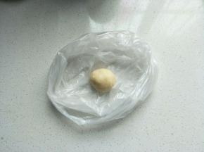 将面团揉至能拉出大片薄膜后，取出16克面团放入冰箱冷藏（否则会过度发酵）