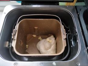 .除去黄油所有材料先液体后粉类全部混合均匀，揉成团之光滑状态加入室温软化的黄油继续揉面