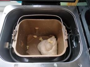 .除去黄油所有材料先液体后粉类全部混合均匀，揉成团之光滑状态加入室温软化的黄油继续揉面