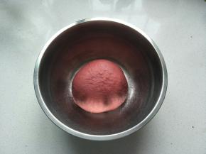 放在干净的容器中盖上保鲜膜进行一次发酵