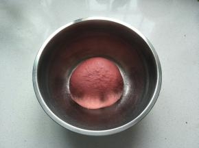 放在干净的容器中盖上保鲜膜进行一次发酵