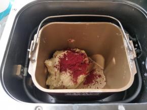 其余加入红曲粉揉至扩展阶段