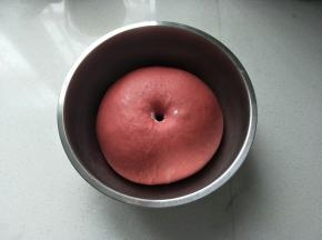 面团发酵两倍大，手指粘面粉戳洞，洞口不会缩不塌陷，面团即发酵完成