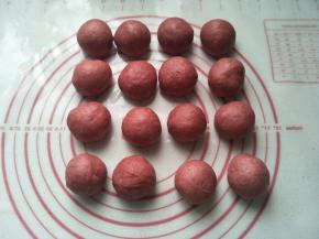 取出面团排气，将红面团平均分成16个小面团，滚圆醒15分钟