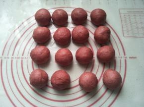 取出面团排气，将红面团平均分成16个小面团，滚圆醒15分钟