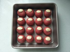 贴在红色面团上