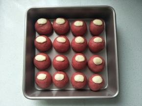 贴在红色面团上